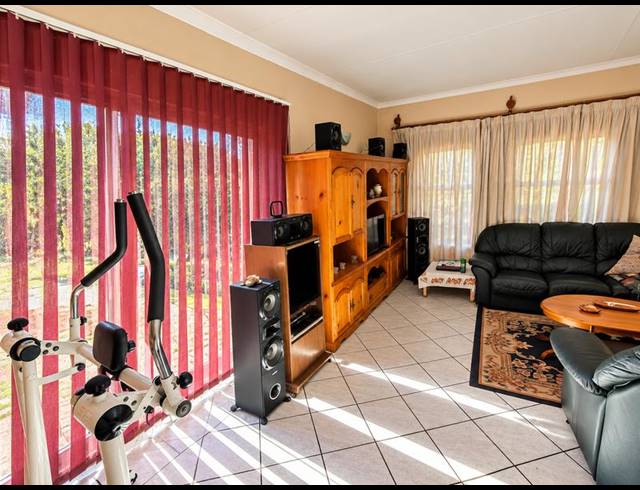 4 BEDROOM HOUSE FOR SALE IN HEUWELOORD